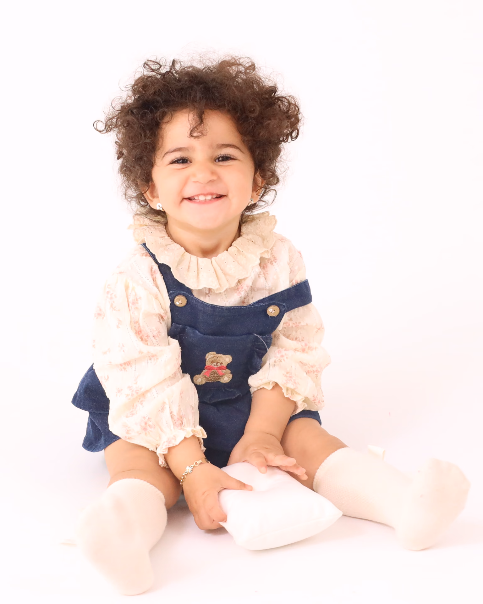 Birsendeyiz Studio & Agency portföyünden stüdyo ışığında çocuk portresi