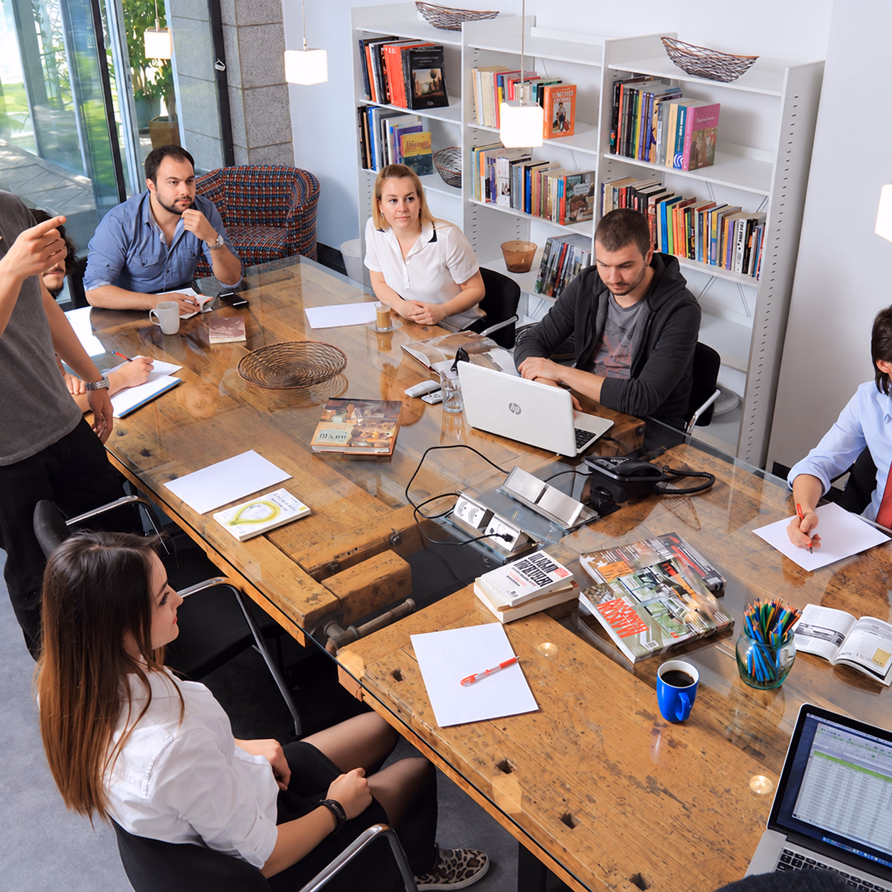 Ancowork toplantı odasında masa, ergonomik sandalyeler ve ortak çalışma düzeni
