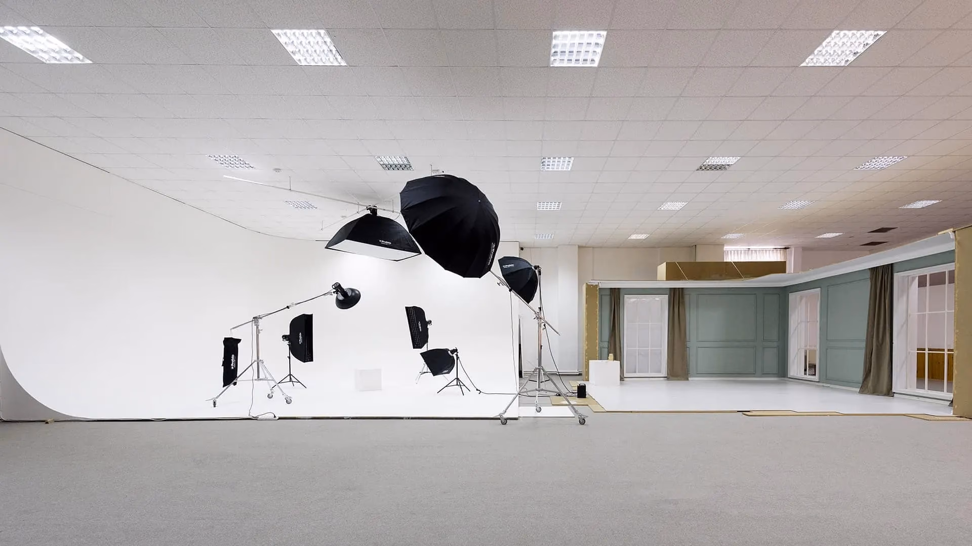 Kreamark Studio whitebox alanında ışıklarla kurulan çekim seti