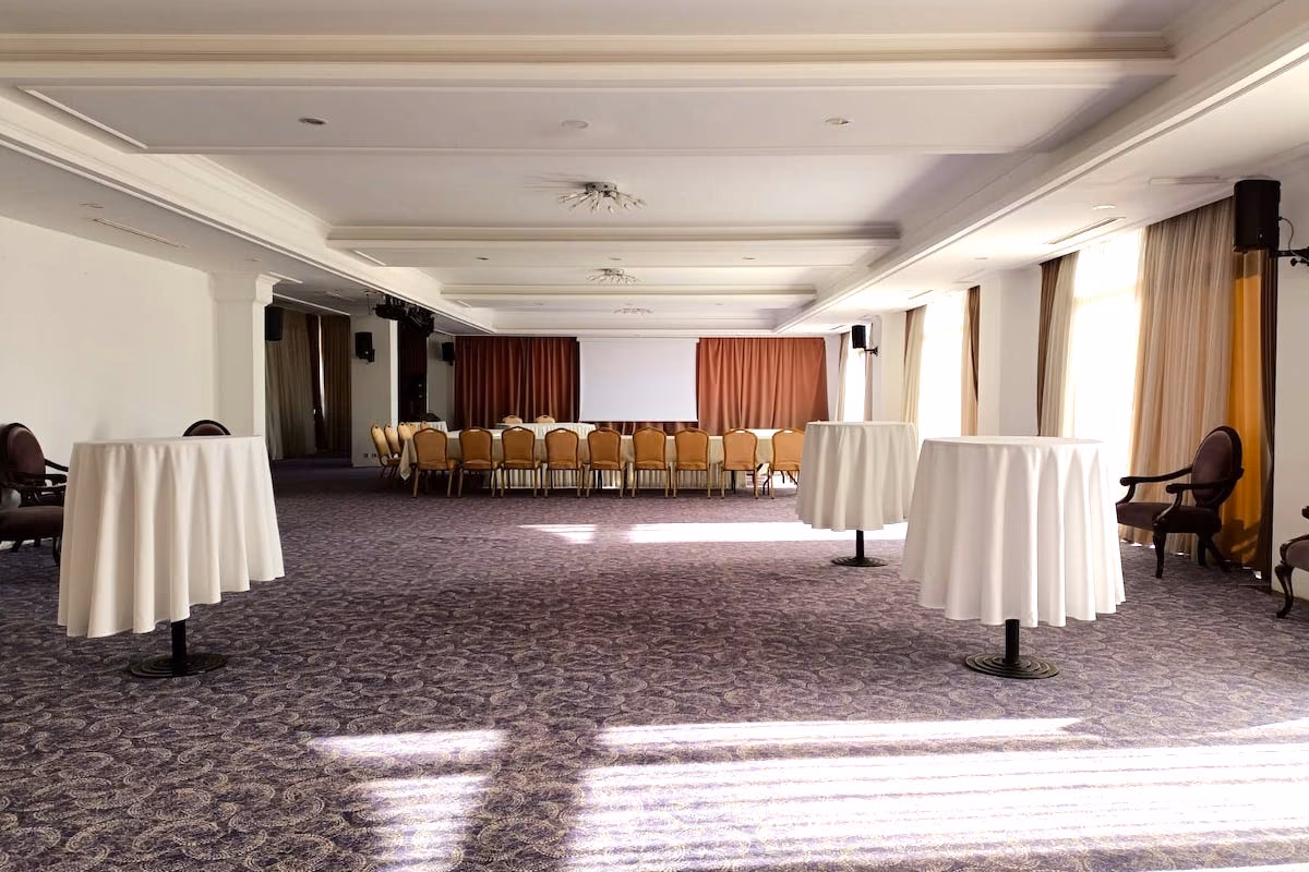 Hotel Monec Piri Reis toplantı salonunda sunum düzeni