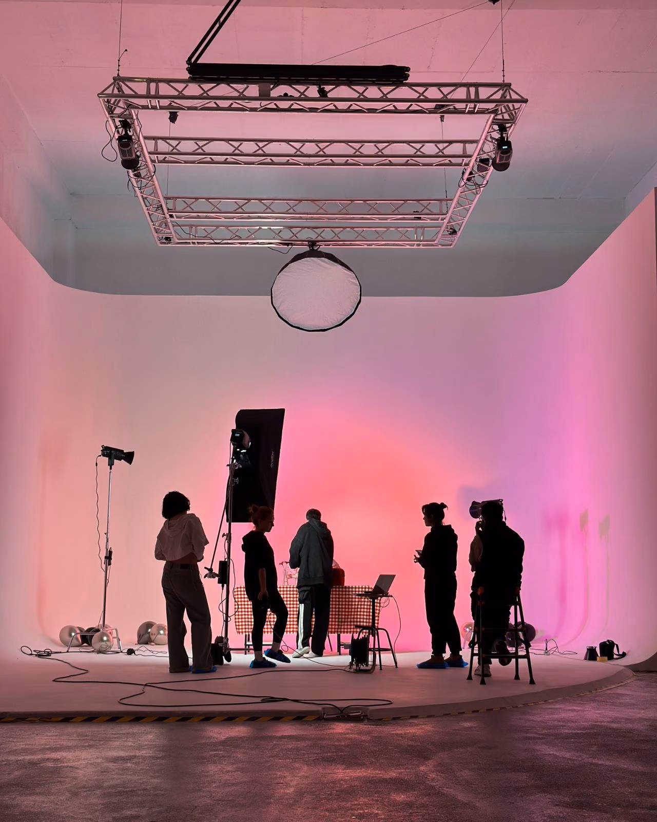 TMABS Studio içinde kamera ve ışıklarla kurulan çekim alanı