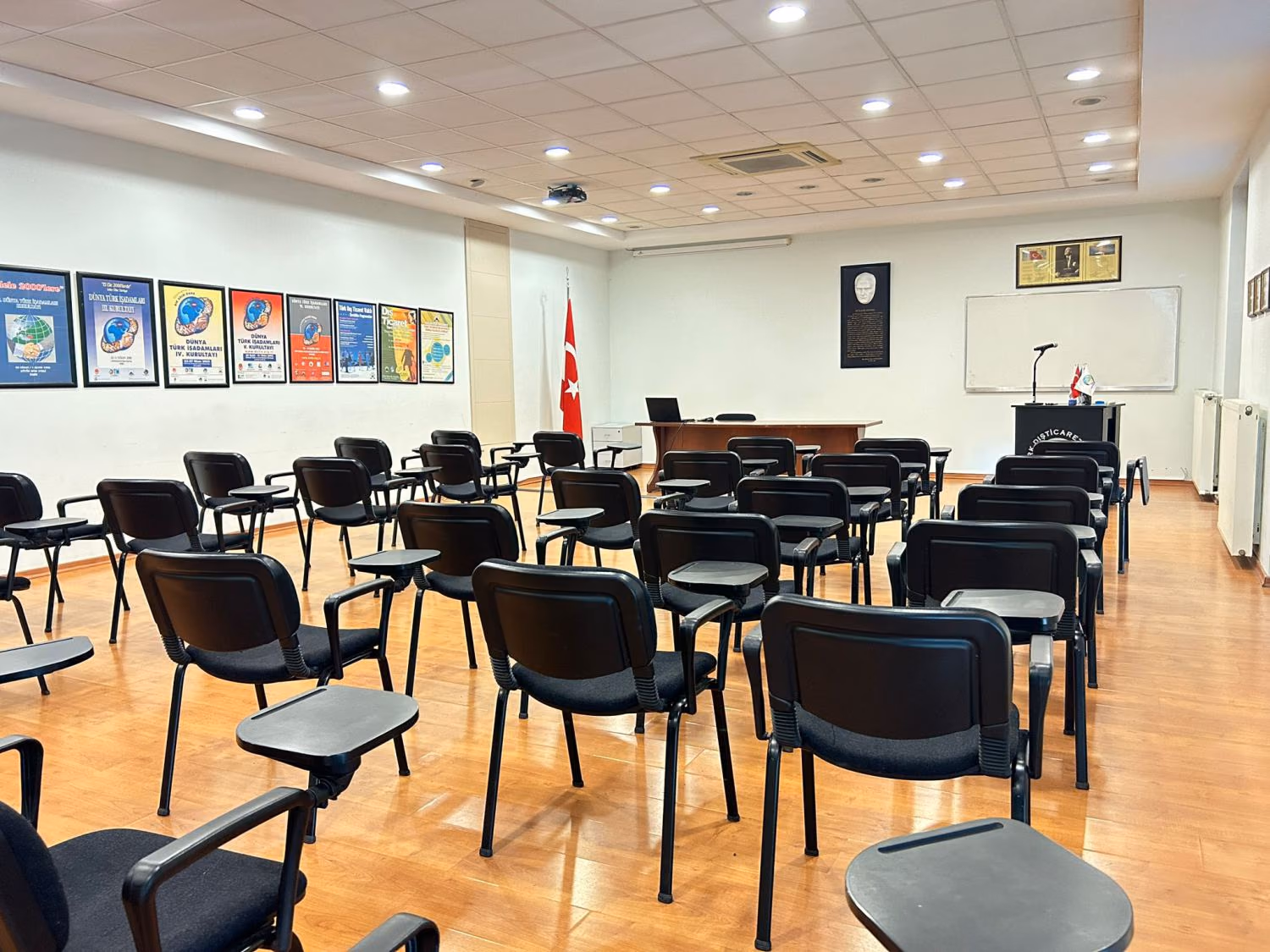 Ankara Ofis eğitim ve seminer salonunda sınıf düzeni