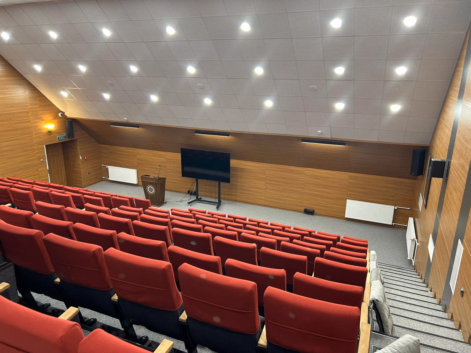 ANKARAİM konferans salonunda ekran ve kademeli oturma düzeni