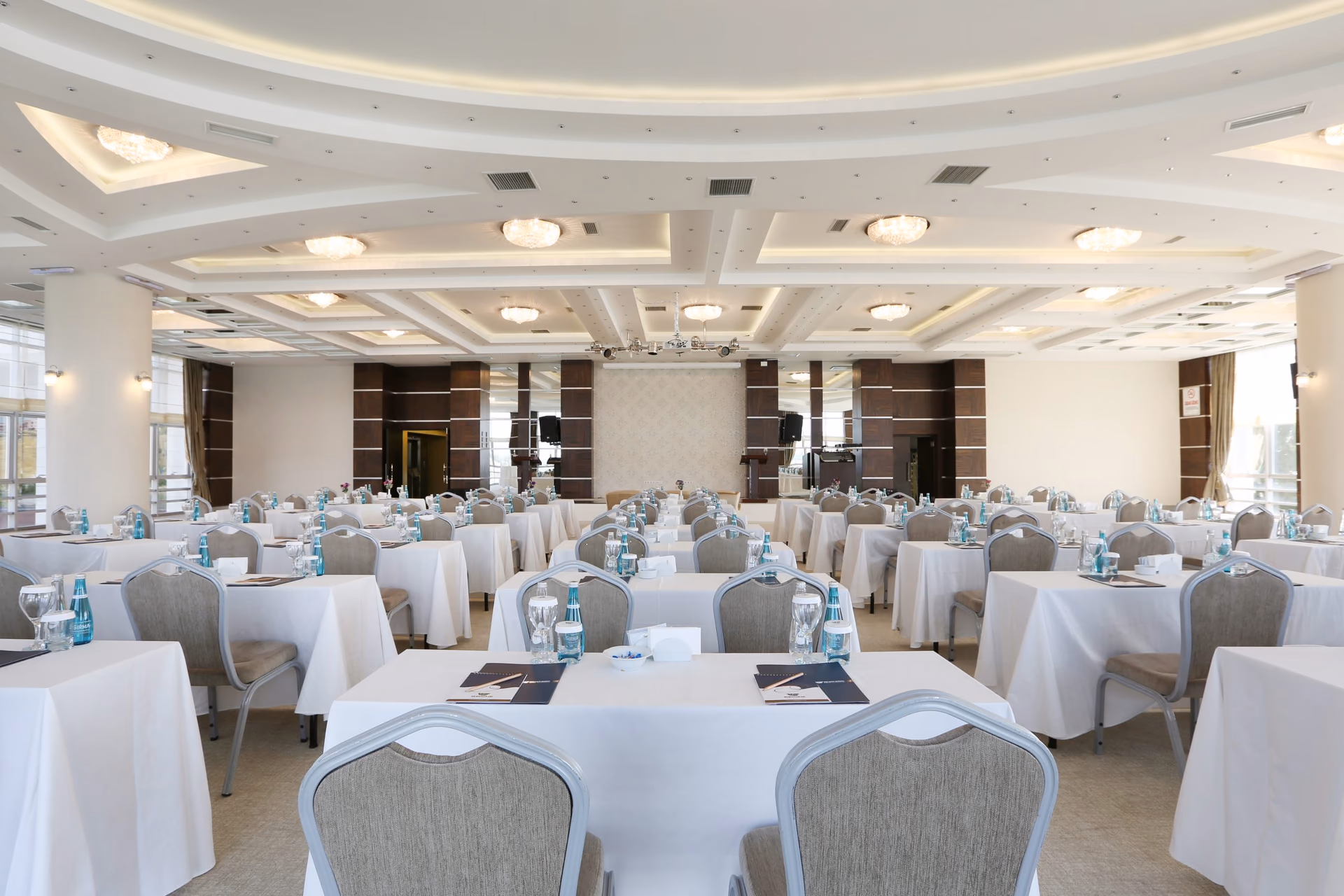 VE Hotels Gölbaşı toplantı salonunda masa düzeni ve etkinlik alanı
