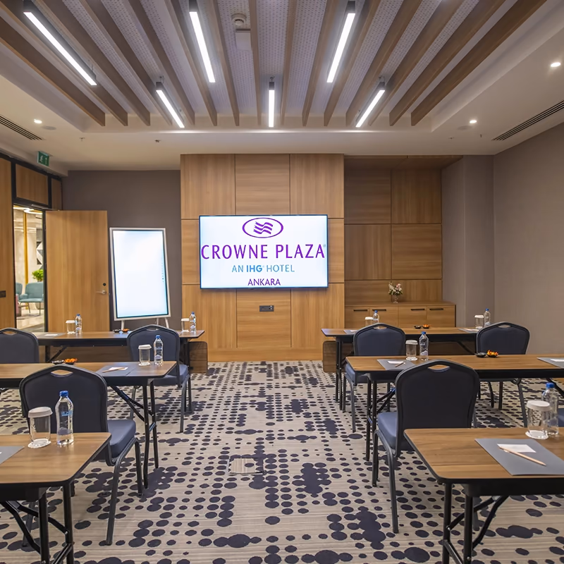 Crowne Plaza Ankara toplantı salonunda sınıf düzeni
