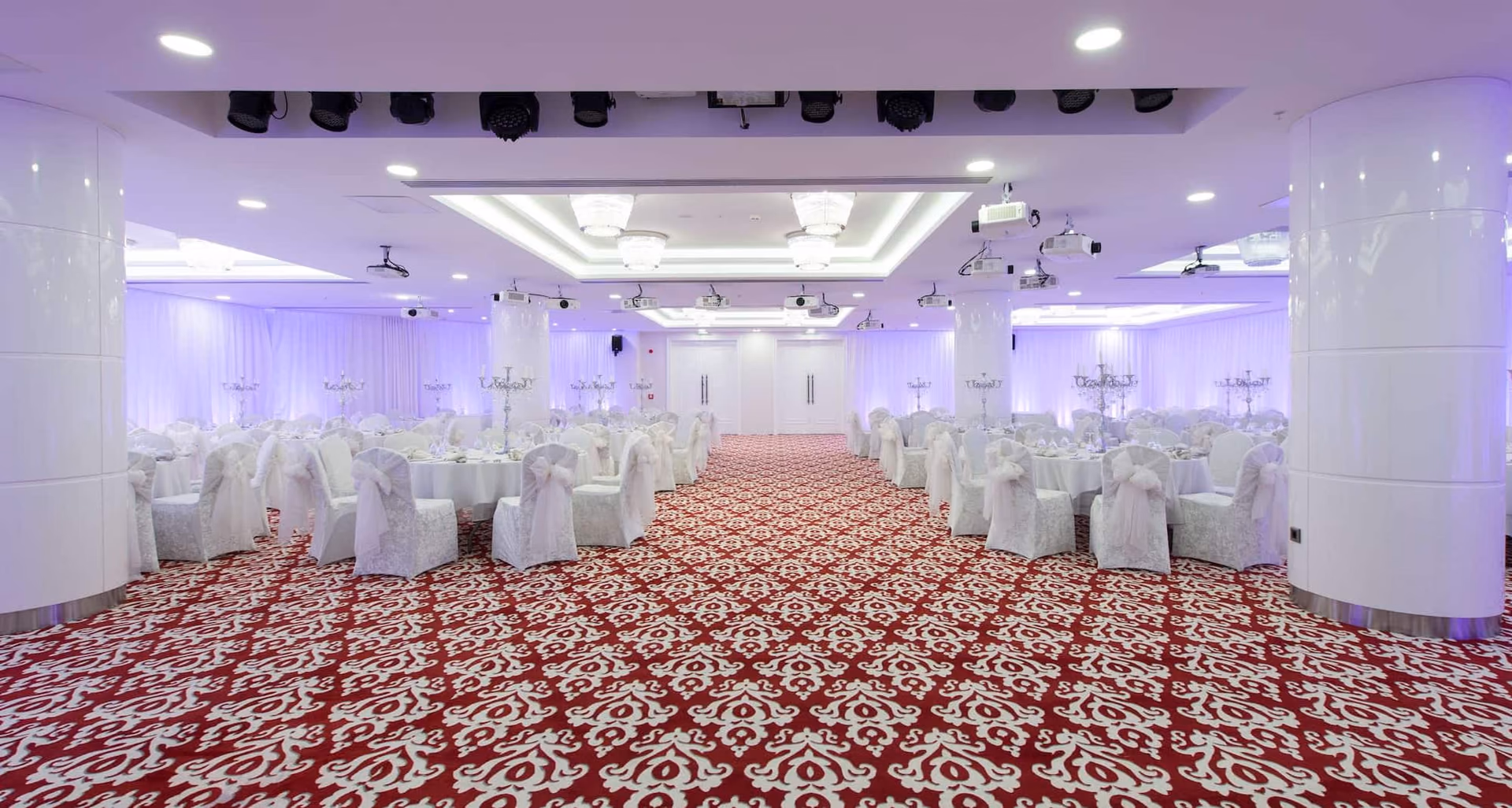 Park Inn by Radisson Ankara Çankaya balo salonunda masa ve sandalye düzeni