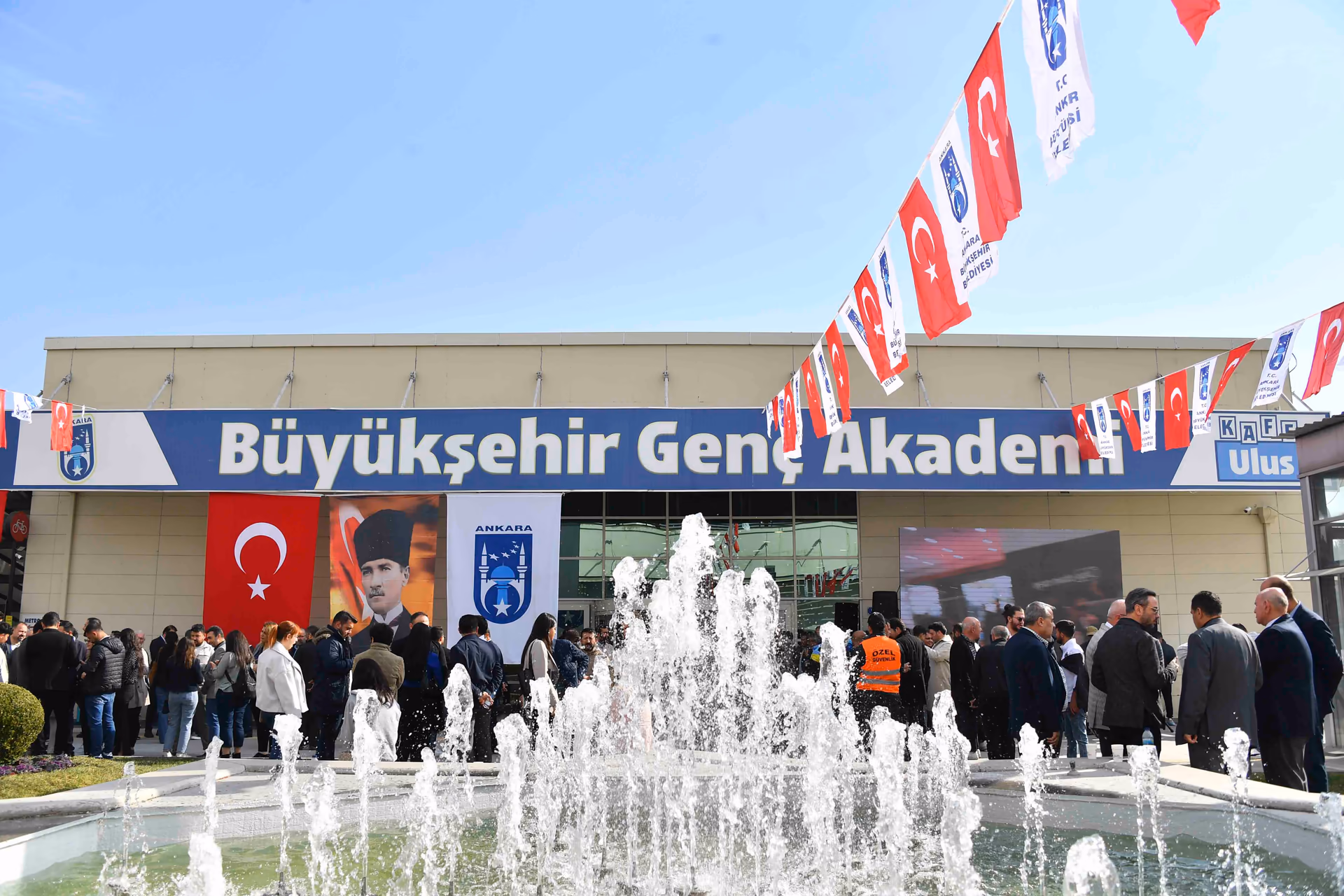 Genç Akademi Ulus açılışında bina önü