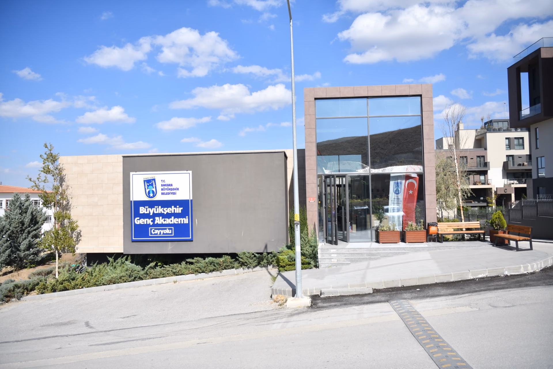 Genç Akademi Çayyolu merkezinin dış cephesi