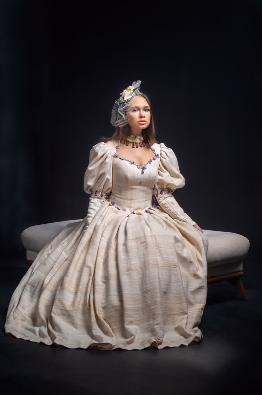 Room Creative Studio portföyünden kontrollü ışıkla moda çekimi