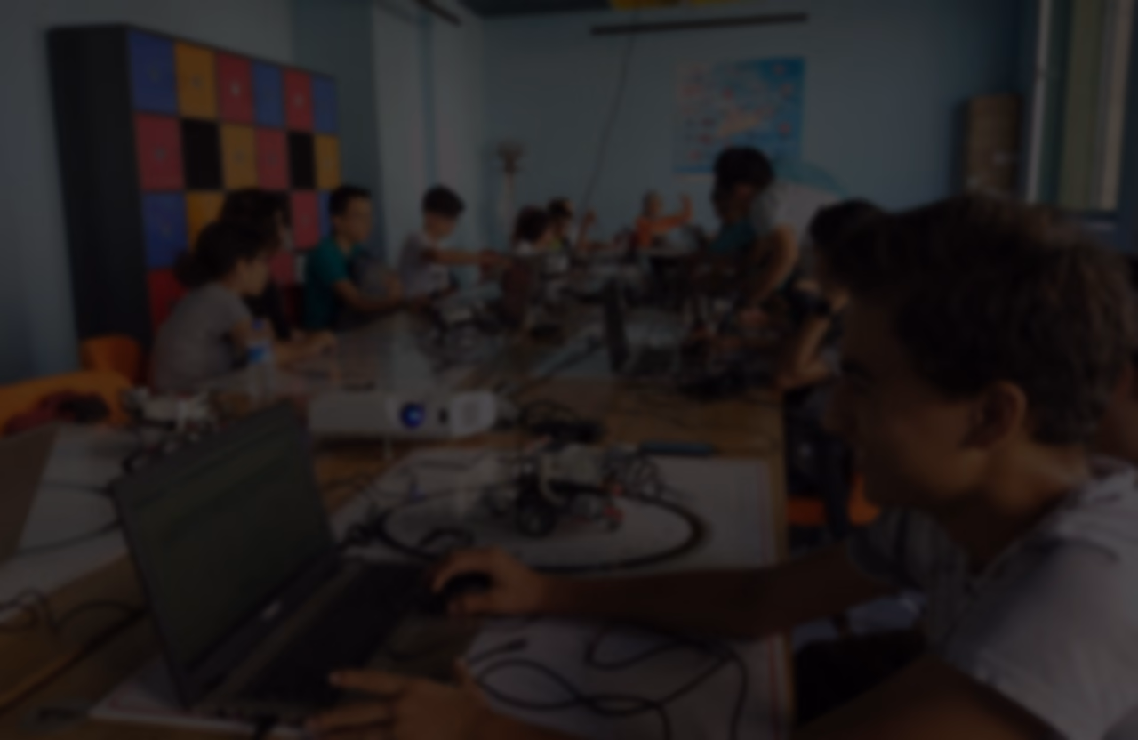 DENEYAP Teknoloji Atölyesi içinde öğrencilerin robotik proje çalışması yaptığı derslik