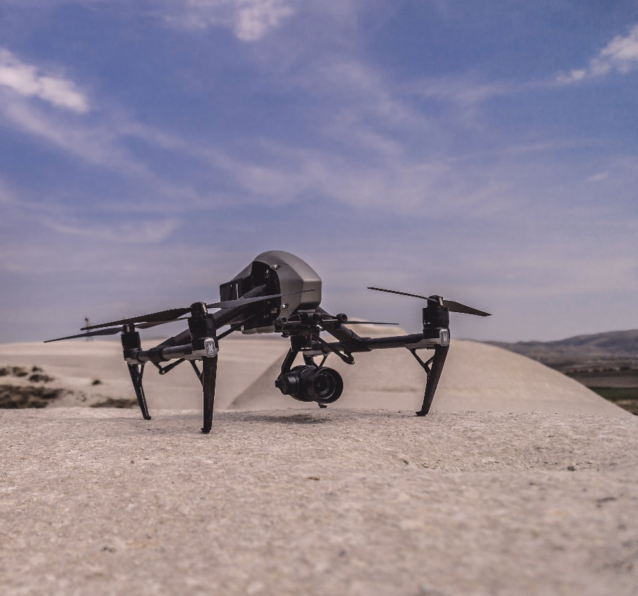 Ant Production portföyünden kamera taşıyan hava çekimi dronu